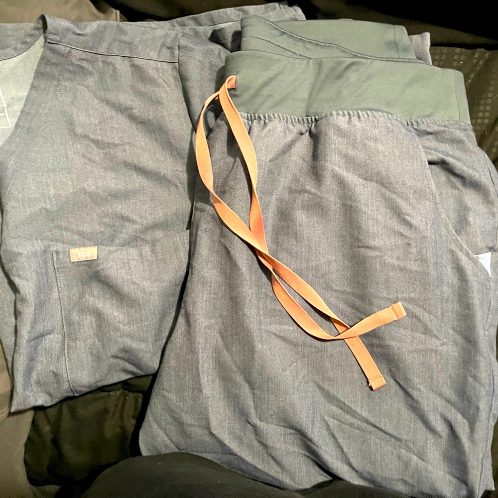 FIGS Women's Heather Navy Scrub Set with Olive Waistband and Coral Drawstring